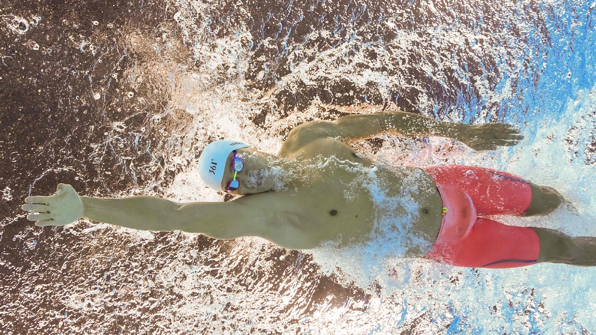 北方城市“雪地足球”趣味赛 大雪天孩子们赤红脸颊驰骋雪地